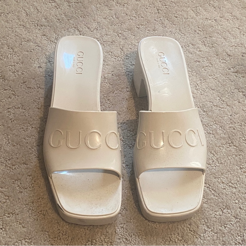 GUCCI Plastique logo-embossed rubber mules in Mystic White - Picture 3 of 10